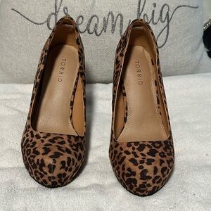 Leopard pumps